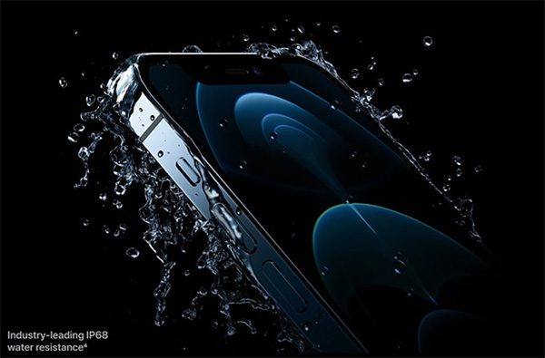 iPhone 13 có khả năng chịu nước tại độ sâu 2m trong khoảng 30 phút
