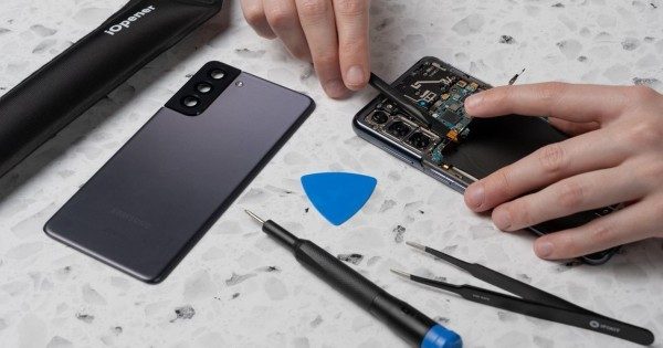 Mang điện thoại đến trung tâm bảo hành Samsung