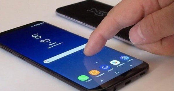 Người dùng thử gõ nhẹ vào cạnh máy hoặc mặt lưng điện thoại