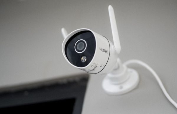 Camera được đặt ở nơi rung lắc hoặc gần nguồn nhiễu điện từ